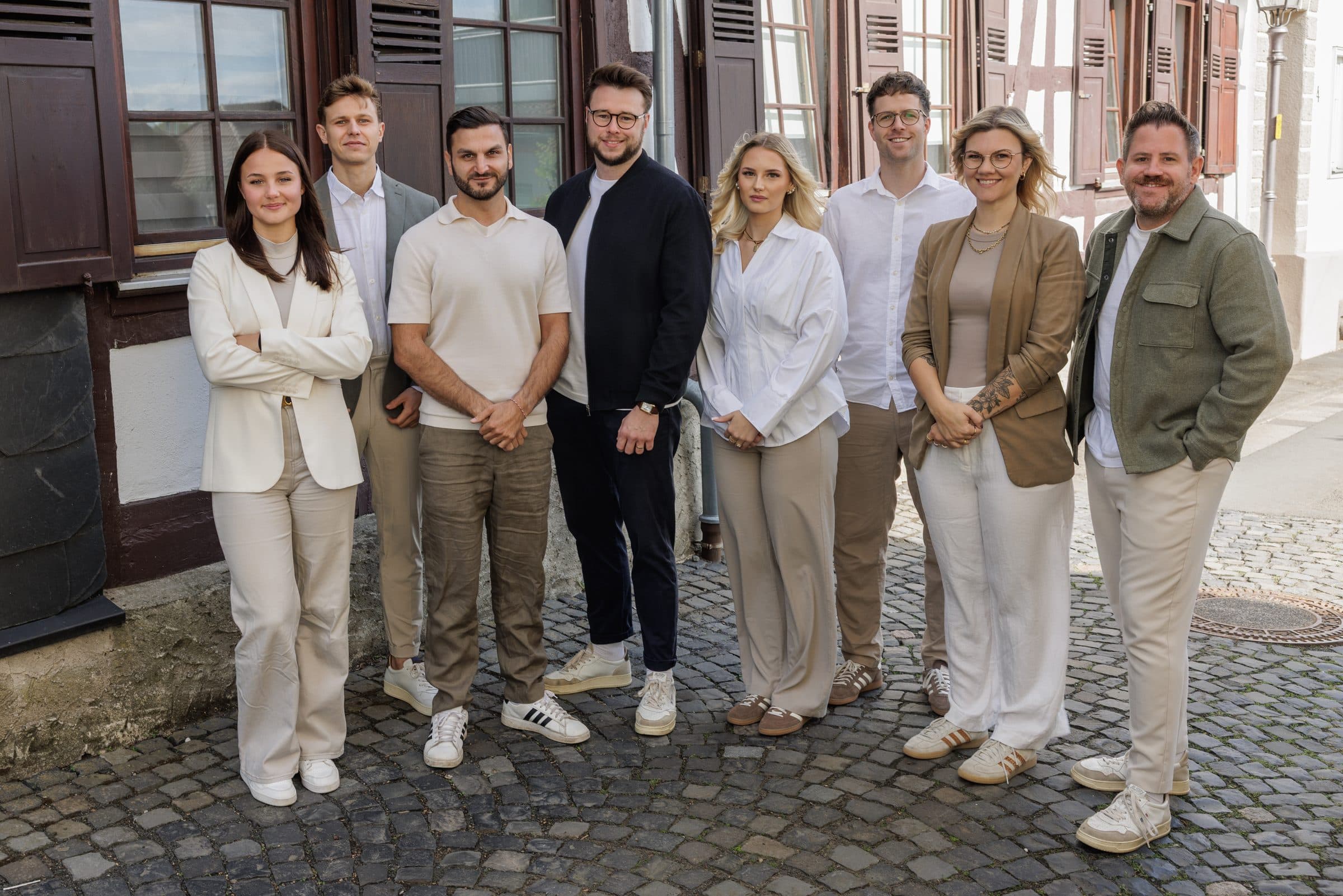 Das Team von Bleifuß Immobilien vor einem Fachwerkhaus in Grünberg